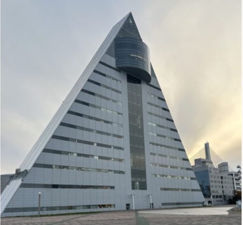 本当に正三角形？青森観光物産館アスパムの角度を測ってみた。